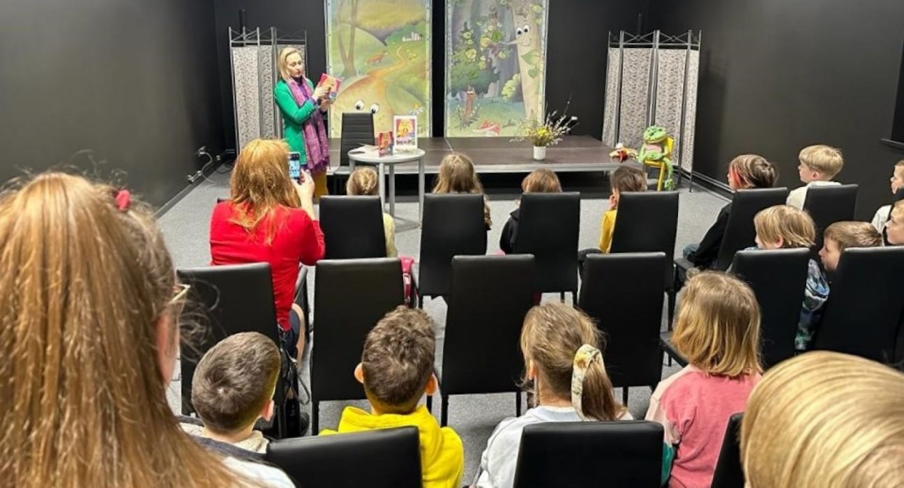 Bulduru bibliotēkā jaunie lasītāji tiekas ar grāmatas autori