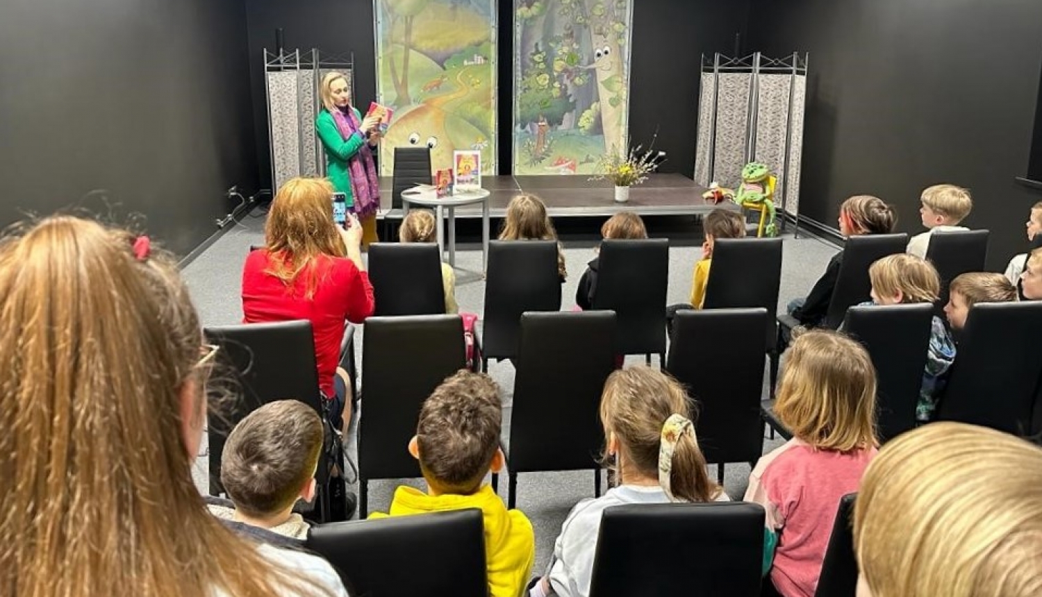 Bulduru bibliotēkā jaunie lasītāji tiekas ar grāmatas autori