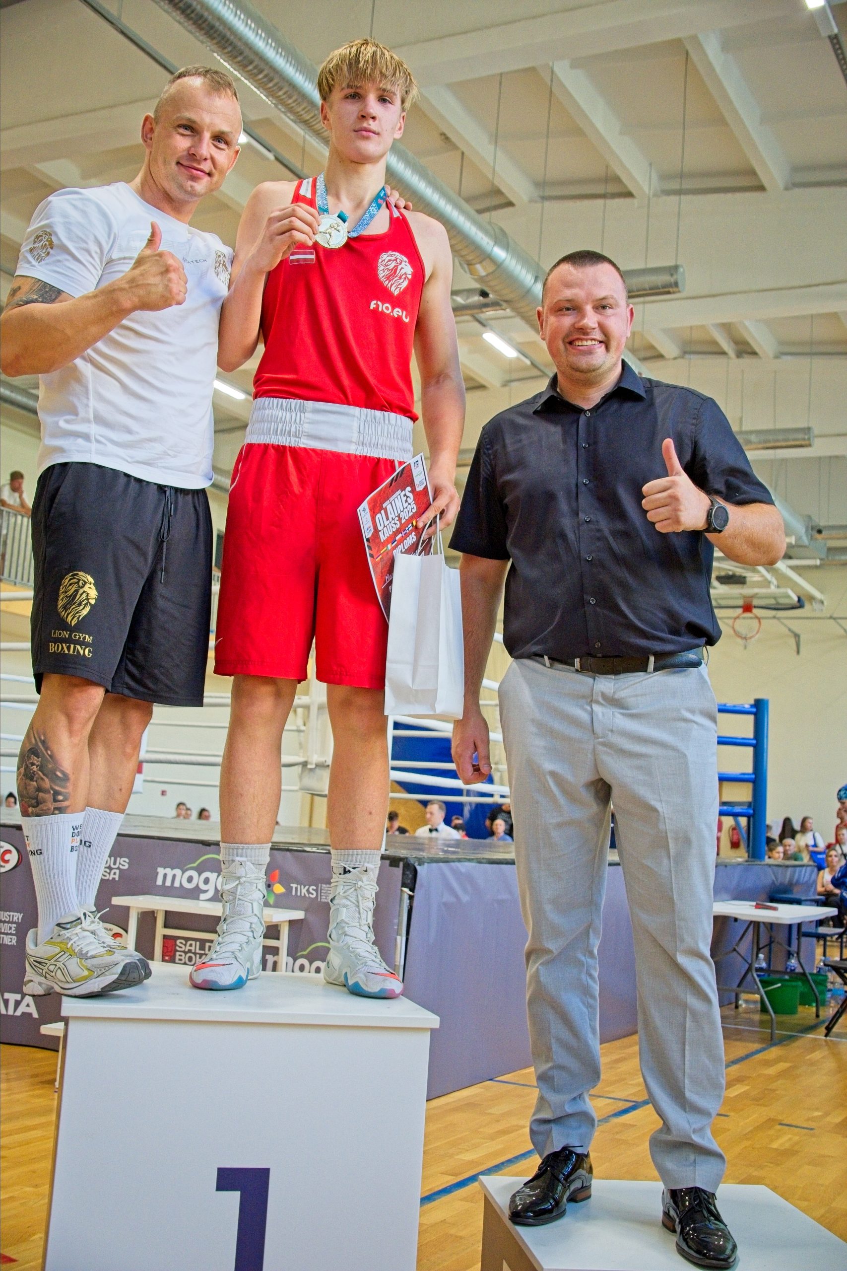 Sportisti uz pjedestāla