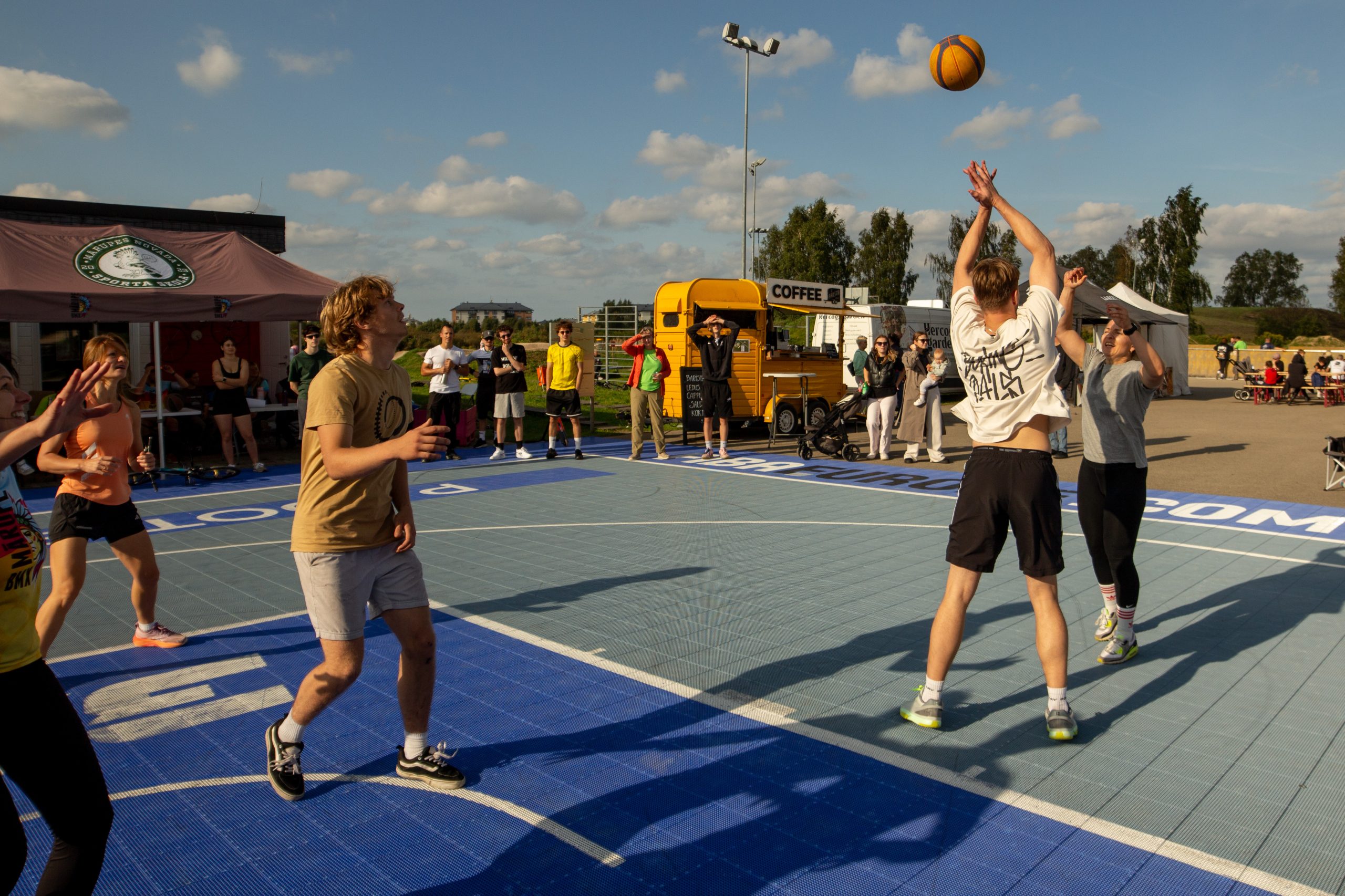 3x3 basketbola laukums un spēle brīvdabā