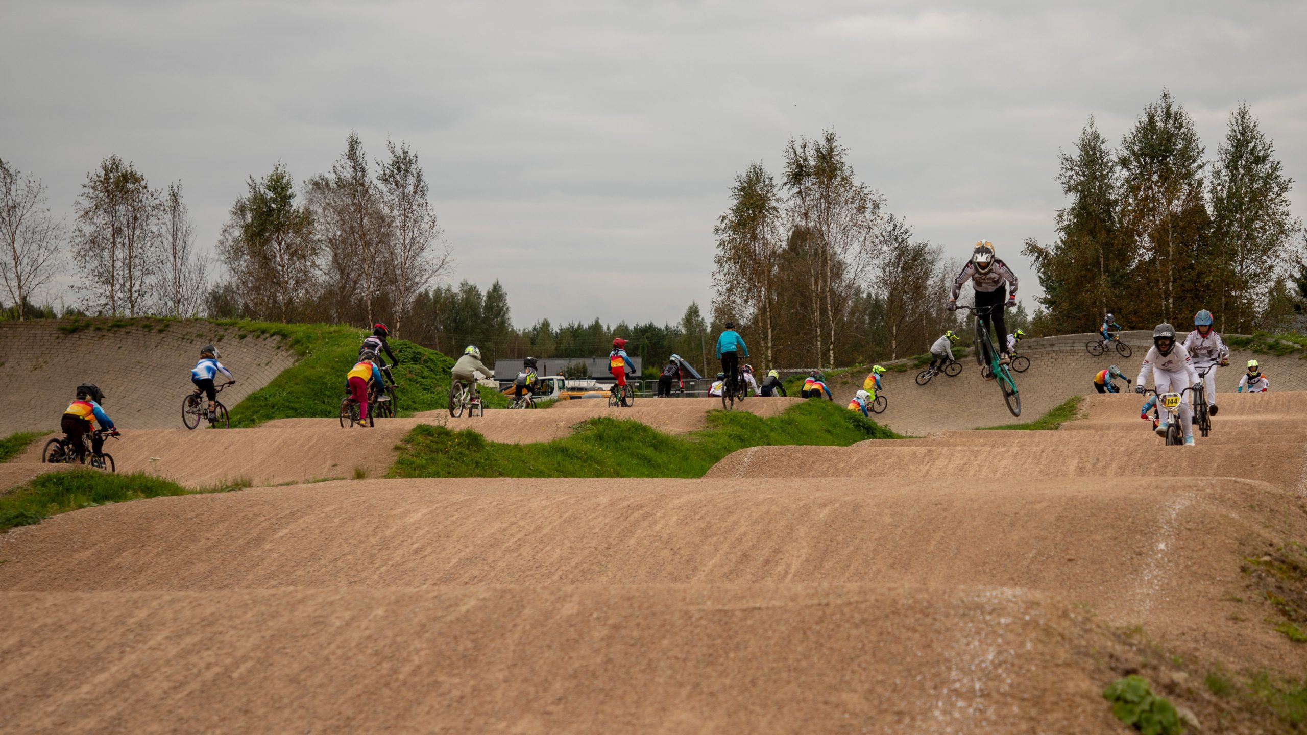 BMX  trasē bērnu sacensību dalībnieki