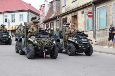 Zemessargi ar tehniku gājiena laikā