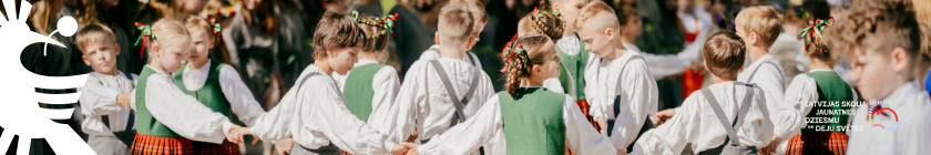 Bērnu deju kolektīva dalībnieki tautas tērpos un baltu elementu grafika