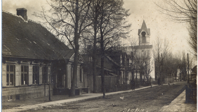 FOTO NO JŪRMALAS MUZEJA KRĀJUMA Sloka. 20. gadsimta 20.–30. gadi. Skats uz Jūras ielu (tagad – Raiņa iela) Slokā.